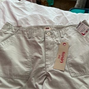 New- never worn. Women’s Levi’s khaki pants NWT